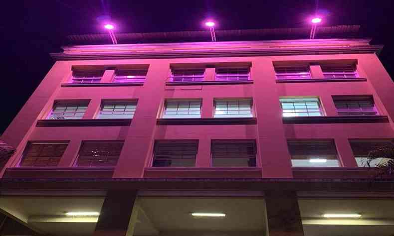 Hospital da Baleia, em BH, iluminou a fachada do prdio com luzes rosas, em apoio ao Outubro Rosa