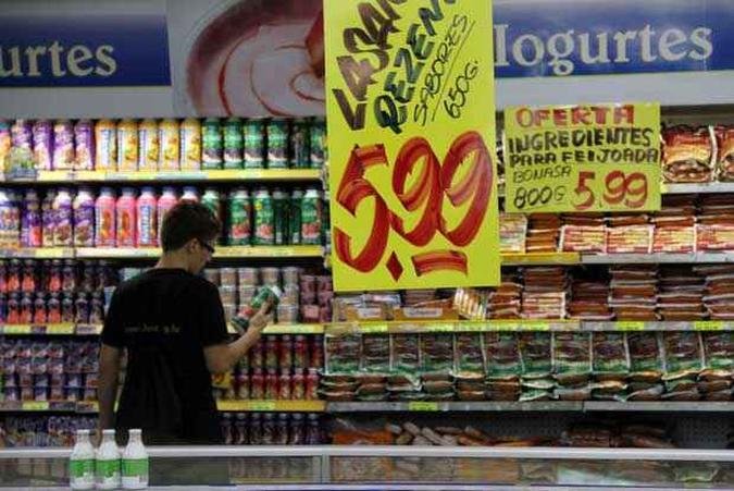O reajuste no piso deve garantir um incremento maior ao faturamento do setor alimentício, segundo os economistas(foto: Elio Rizzo/Esp. CB/D.A. Press) O reajuste no piso deve garantir um incremento maior ao faturamento do setor alimentício, segundo os economistas(foto: Elio Rizzo/Esp. CB/D.A. Press)