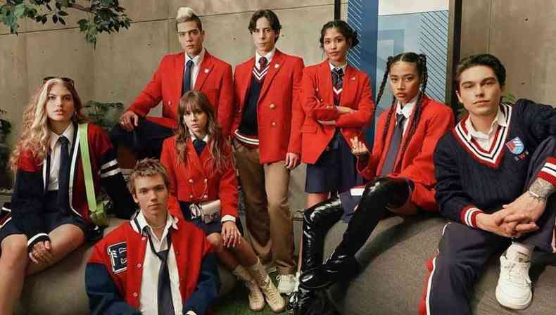 Oito atores do remake da série Rebelde usam uniformes de colégio na foto de divulgação da atração