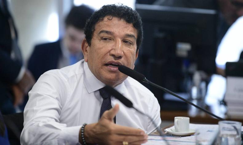 Magno Malta afirmou que não nega foto a ninguém, por isso teria uma foto com Alan Diego dos Santos(foto: Pedro França/Agência Senado) Magno Malta de camisa branca e gravata escura falando em microfone