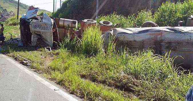 O motorista ficou preso s ferragens e foi socorrido por populares(foto: Polcia Rodoviria Federal (PRF) / Divulgao)