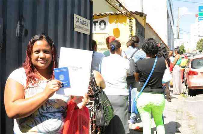 Com a carteira na mo e ensino mdio completo, Jhessy Stefane Duarte enfrenta fila em busca da chance de receber R$ 1 mil por ms(foto: Jair Amaral/EM/D.A PRESS )