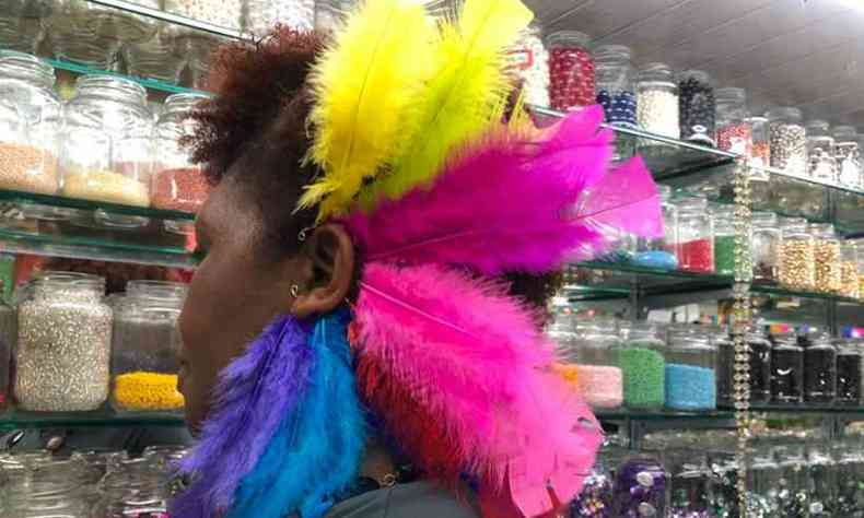 Os 'ear cuffs' podem ser feitos de plumas coloridas(foto: Luiza Rocha/Esp.EM)