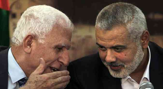 Chefes do Fatah (esquerda) e do Hamas (direita) conversam em encontro que uniu os dois grupos em governo palestino. Aliana irrita israel e os Estados Unidos(foto: SAID KHATIB/AFP)