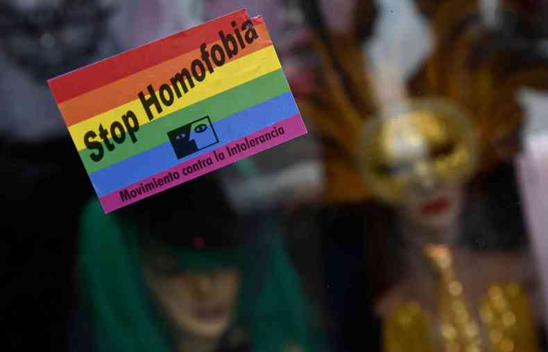 Na foto, 'Stop Homofobia', pare com a homofobia, em um cartaz da bandeira LGBTQIA 