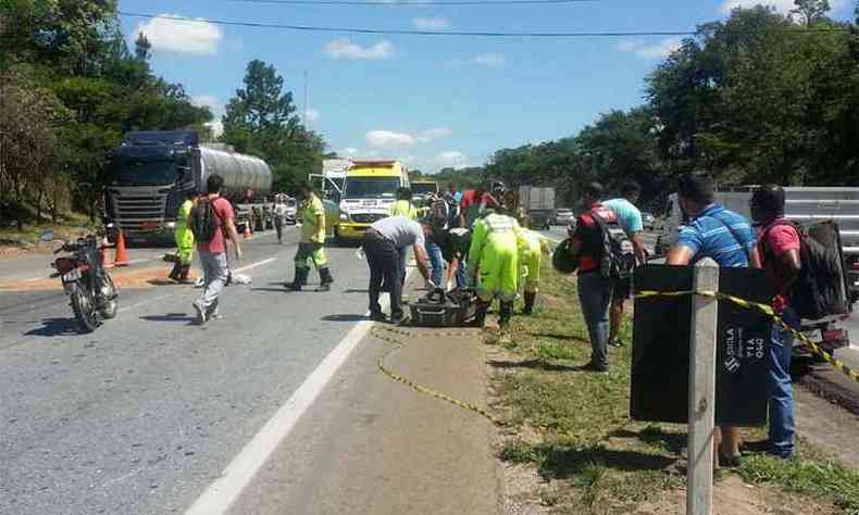 Motociclistas foram atingidos por carreta aps coliso no km 519 nesta manh(foto: Jair Amaral/EM/DA Press)