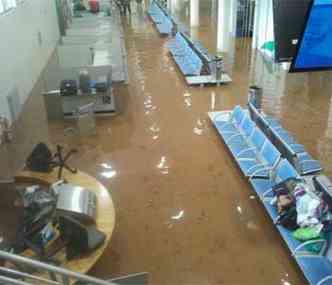 Saguo do aeroporto ficou completamente inundado(foto: Thas Pacheco/Divulgao)