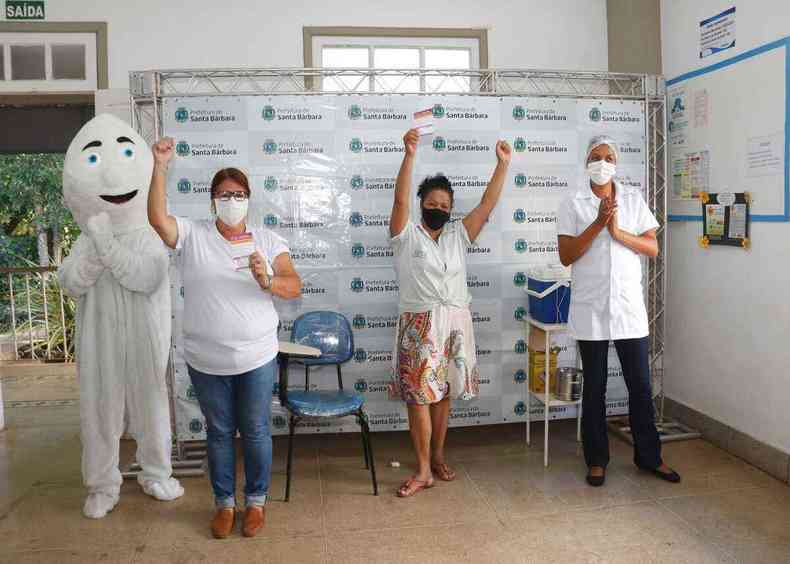 Tcnicas de enfermagem so as primeiras a receberem a CoronaVac em Santa Brbara (foto: Prefeitura Municipal de Santa Brbara/Divulgao )