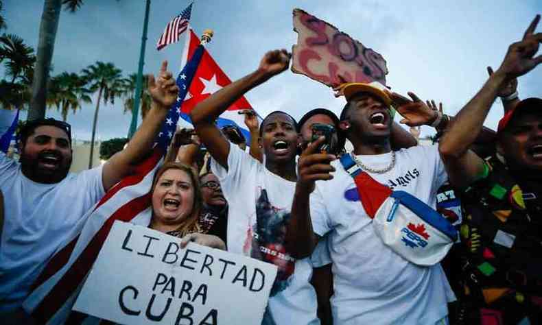 No domingo, milhares de cubanos foram s ruas em manifestaes contra o presidente Miguel Daz-Canel (foto: Eva Marie Uzcategui/AFP)