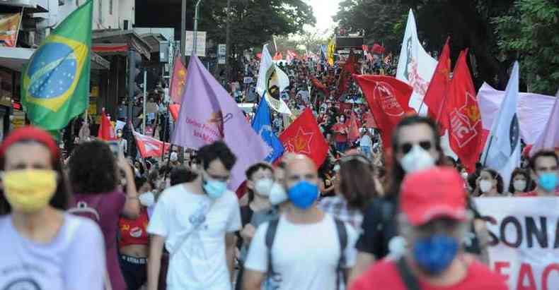 Em BH, manifestantes se concentraram na Praa da Liberdade e seguiram pelas ruas at a Praa da Estao