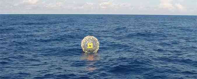 Americano foi tirado da gua depois de ativar um sinal de rdio pedindo socorro(foto: AFP PHOTO / HANDOUT / US Coast Guard / PO3 Mark Bar )