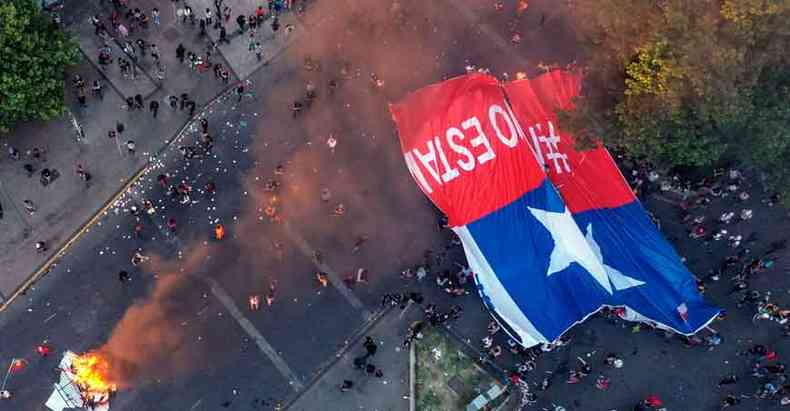 Manifestaes crescentes no Chile j duram oito dias(foto: PABLO COZZAGLIO/afp)