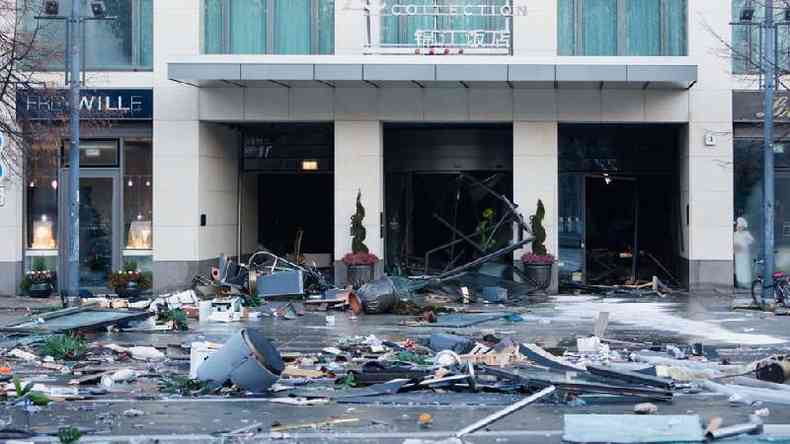 Imagem da fachada do hotel Radisson Blu, em Berlim, mostrando os detritos que foram levados pela gua para a rua