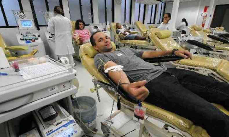 Filipe Machado  um dos inmeros doadores que foram ao Hemoninas: fundao apela por reposio dos bancos de sangue(foto: Juarez Rodrigues/EM/D.A Press)