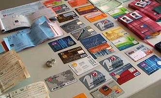 Material apreendido com o estelionatário (foto: Divulgação PM ) Material apreendido com o estelionatário (foto: Divulgação PM )