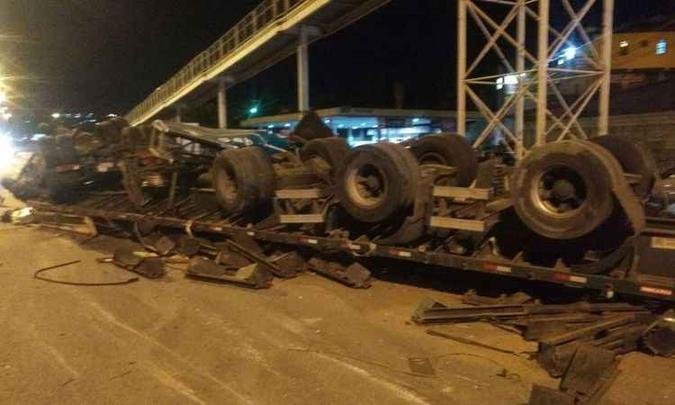 Veículo de carga ficou atravessado na rodovia e complicou trânsito(foto: PMRv/Divulgação) Veículo de carga ficou atravessado na rodovia e complicou trânsito(foto: PMRv/Divulgação)
