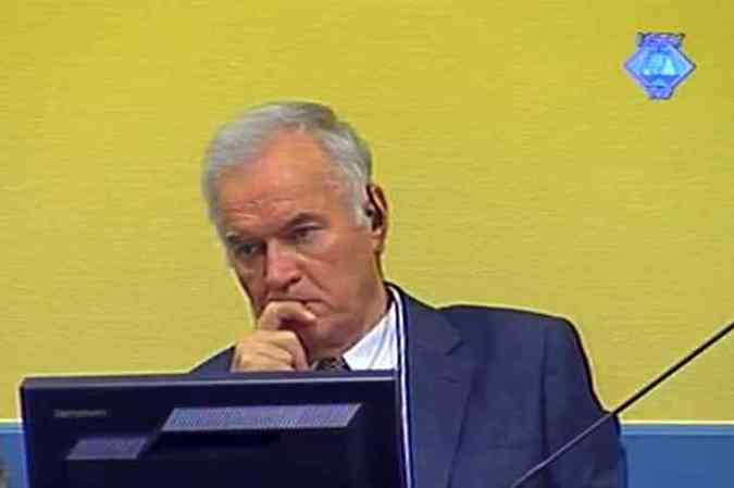Ratko Mladic acompanha relato da primeira testemunha das 11 acusaes de crimes contra a humanidade, genocdio e crimes de guerra(foto: HO / Courtesy of the ICTY / AFP)