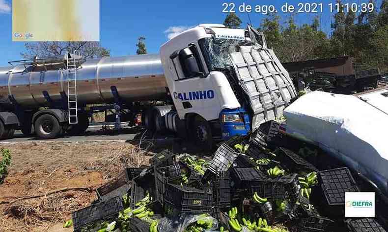 Batida entre veculos de carga resultou na morte de motorista em Joaquim Felcio (MG)(foto: Divulgao/Corpo de Bombeiros)