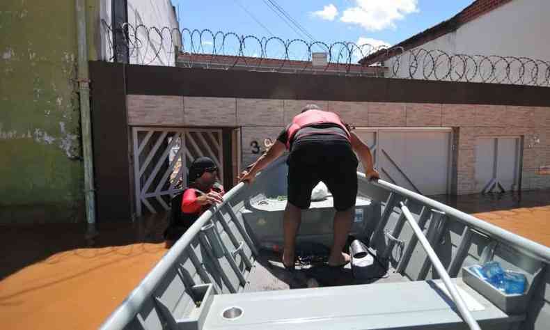 Bombeiros resgatam pessoas ilhadas em Valadares