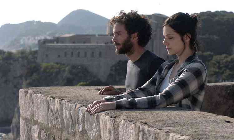 Joo Campos (Raul) e Elisa Volpatto (Isabel) em cena do filme 'Depois de ser cinza'