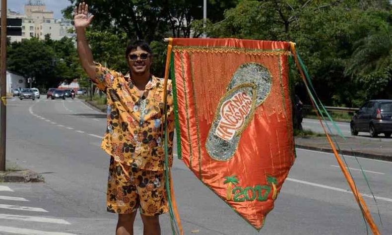 Com o estandarte e figurino, Heleno Augusto foi ontem  vazia Avenida dos Andradas