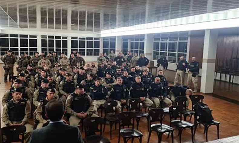 Policiais militares reunidos em uma sala para operao