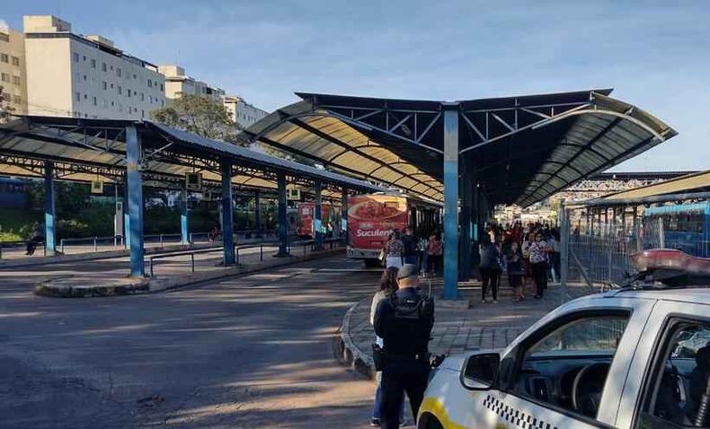 Greve pegou muitos passageiros desprevenidos e causou filas nas estações; entre as mais movimentadas de Belo Horizonte, estações São Gabriel e Barreiro amanheceram fechadas(foto: Edesio Ferreira/EM/D.A Press) Estação São Gabriel fechada em decorrência da greve dos rodoviários