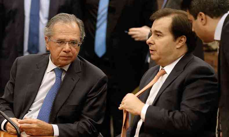 Guedes e Maia no Congresso, em abril: presidente da Cmara diz que declarao do ministro %u201Cgera insegurana na sociedade%u201D (foto: Jos Cruz/Agncia Brasil)