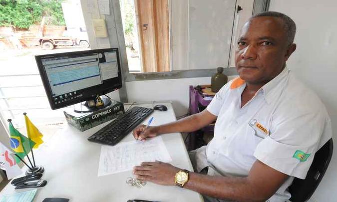 Eloísio Pereira, de 60 anos, assistente de programador da Lafaete, afirma que não só passa conhecimento aos mais jovens, como também aprende com eles(foto: Beto Novaes/EM/D.A Press) Eloísio Pereira, de 60 anos, assistente de programador da Lafaete, afirma que não só passa conhecimento aos mais jovens, como também aprende com eles(foto: Beto Novaes/EM/D.A Press)