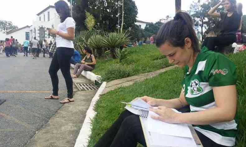 A estudante Isabela Guimares aproveita o tempo antes do exame comear para revisar a matria.(foto: Ramon Lisboa)