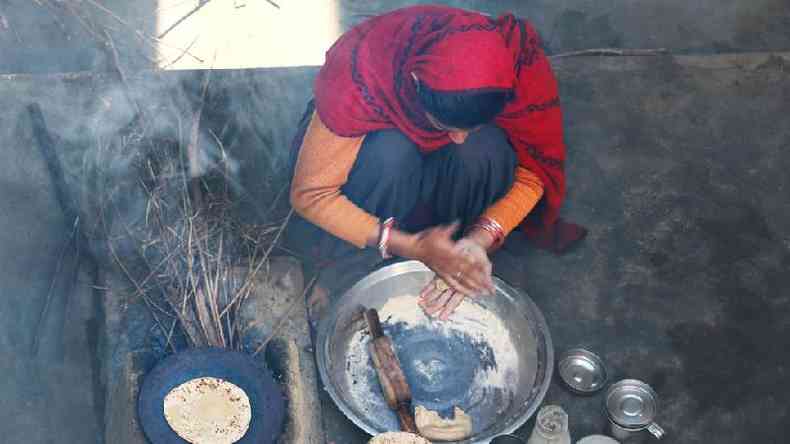Fumaa interna em pases pobres afeta especialmente as mulheres por causa da combusto de slidos para cozinhar em casa
