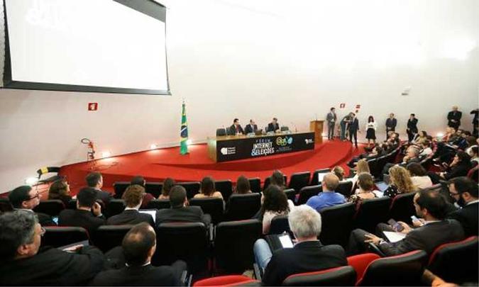 Abertura do 1º Seminário Internet e Eleições, organizado pelo Tribunal Superior Eleitoral (TSE) em parceria com o Ministério de Ciência e Tecnologia (foto: Marcelo Camargo/Agência Brasil) Abertura do 1º Seminário Internet e Eleições, organizado pelo Tribunal Superior Eleitoral (TSE) em parceria com o Ministério de Ciência e Tecnologia (foto: Marcelo Camargo/Agência Brasil)