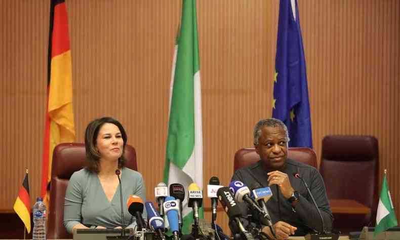 A ministra das Relaes Exteriores da Alemanha, Annalena Baerbock, senta-se ao lado do ministro das Relaes Exteriores da Nigria, Geoffrey Onyeama, durante a entrega de bronzes do Benin