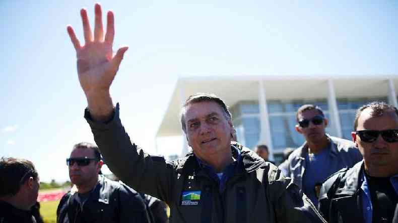 Jair Bolsonaro acena para apoiadores