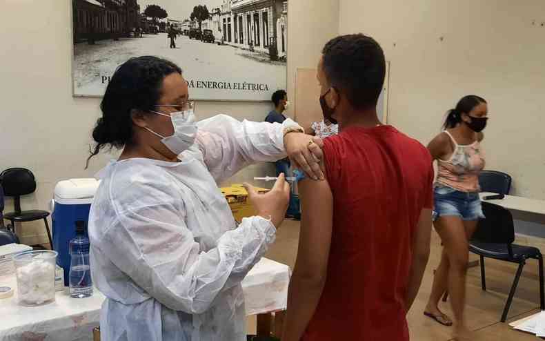 Vacinao contra a COVID-19  realizada no Centro de Convenes de Pirapora.(foto: Orimar Santos/divulgao)