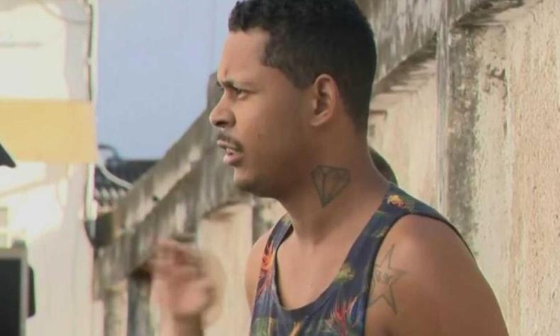 O homem estava na casa da ex-mulher quando decidiu pedir para ser preso, após uma viatura da PM passar pelo local (foto: Divulgação/PMES) Samuel Santos Souza, de 24 anos, no Departamento Médico-Legal de Vitória, ES