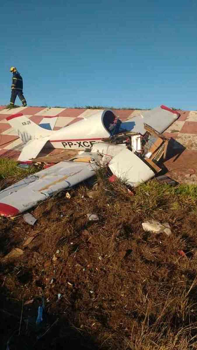 Aeronave atingiu um poste e uma casa antes de cair na cabeceira do aeroportoCorpo de Bombeiros/Divulgao