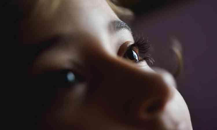 Close-up de linda menina olhos castanhos