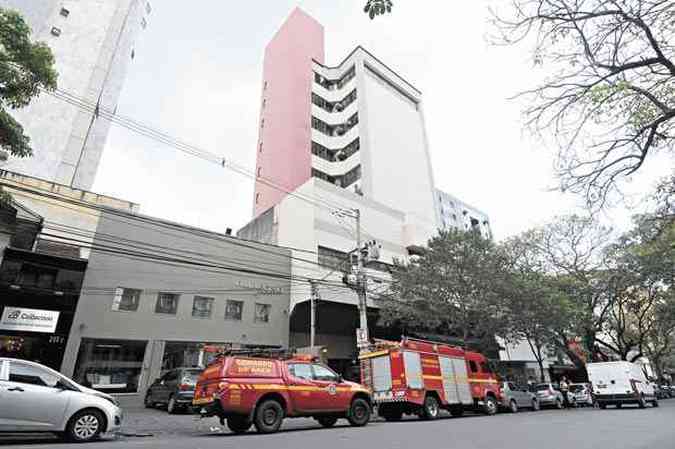 Bombeiros inspecionaram a construo e concluram no haver riscos nem ameaas(foto: Tlio Santos/EM/D.A Press )