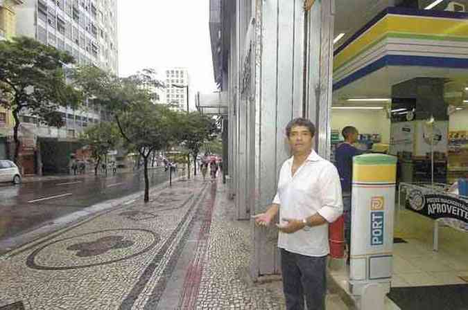 Gerente da papelaria Port, Geraldo Melo diz que pela posio loja aproveita a volta do trabalho(foto: Jair Amaral/EM/D.A/Press)