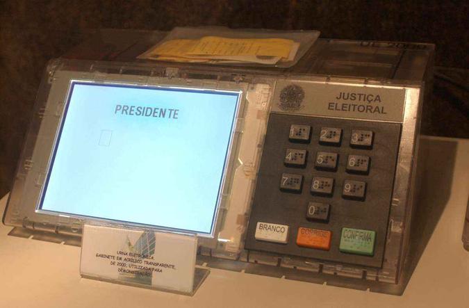 Urna utilizada nas eleições do ano 2000 Urna utilizada nas eleições do ano 2000