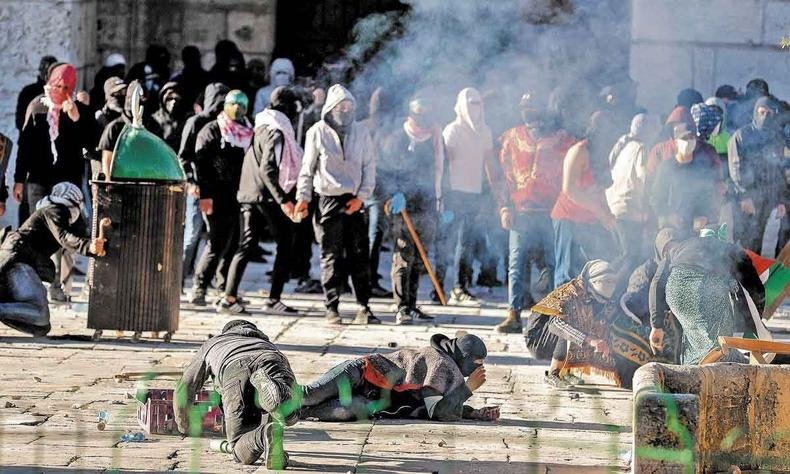 Pelo menos 450 pessoas foram presas. Israel diz que manifestantes são ligados ao Hamas(foto: AHMAD GHARABLI / AFP) Confronto de palestinos e soldados israelenses em Jerusalém