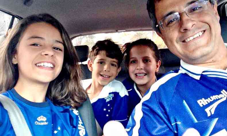 Dante, a filha Isabel e os sobrinhos Andr e Victoria a caminho do Mineiro para assistir o Cruzeiro do Vov Beto
