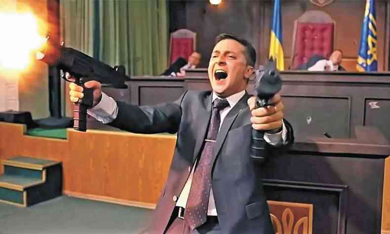  Volodymyr Zelensky dispara armas em prdio pblico em cena de Servo do povo 