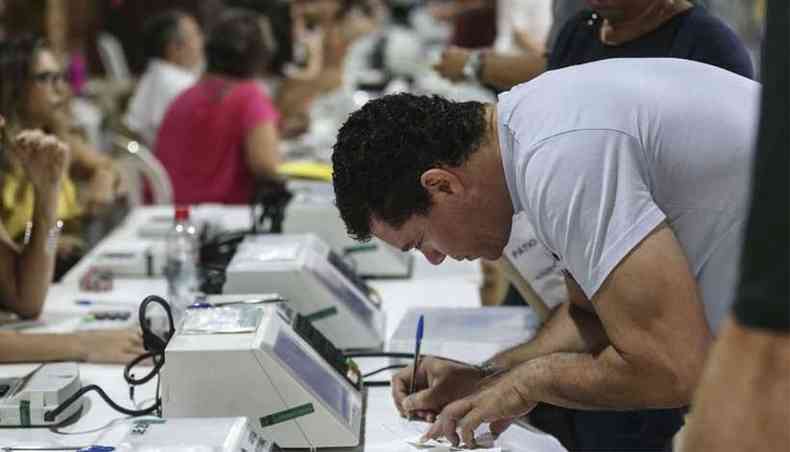 Eleitores que esto fora do domiclio eleitoral justificam a ausncia na votao em um posto localizado em um shopping no centro de Braslia (foto: Jos Cruz/Agncia Brasil)