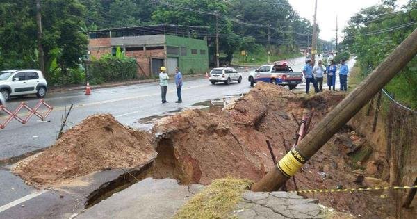 Asfalto cede com a chuva e abre cratera em avenida de Santa Luzia ...