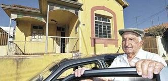 Seu Fausto, como � carinhosamente chamado na cidade, se gaba de que vai completar 97 anos bem vividos domingo. Como chofer, � considerado defensor da paz no tr�nsito(foto: MARIA TEREZA CORREIA/EM/D.A PRESS)