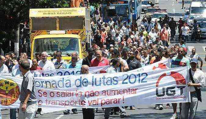 Manifestao dos rodovirios por reajuste salarial fechou a Avenida Amazonas(foto: Beto Novas/EM DA Press)