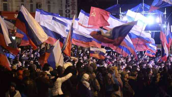 Nas ruas de Simferopol, uma multido pr-Rssia celebrou o resultado(foto: DIMITAR DILKOFF / AFP)
