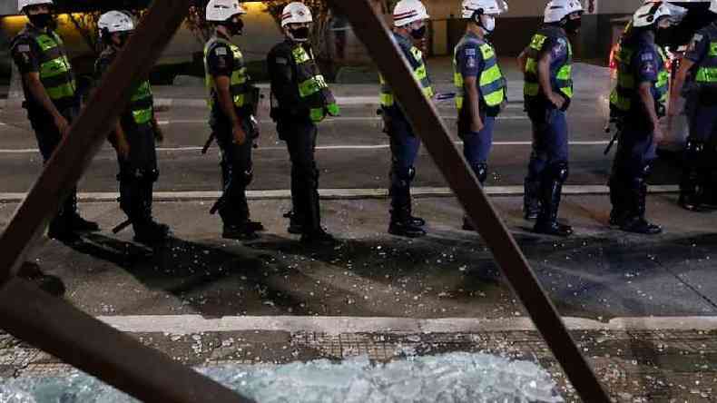 Um ponto de ônibus e uma agência bancária foram depredados em São Paulo durante protesto contra Bolsonaro(foto: Reuters)